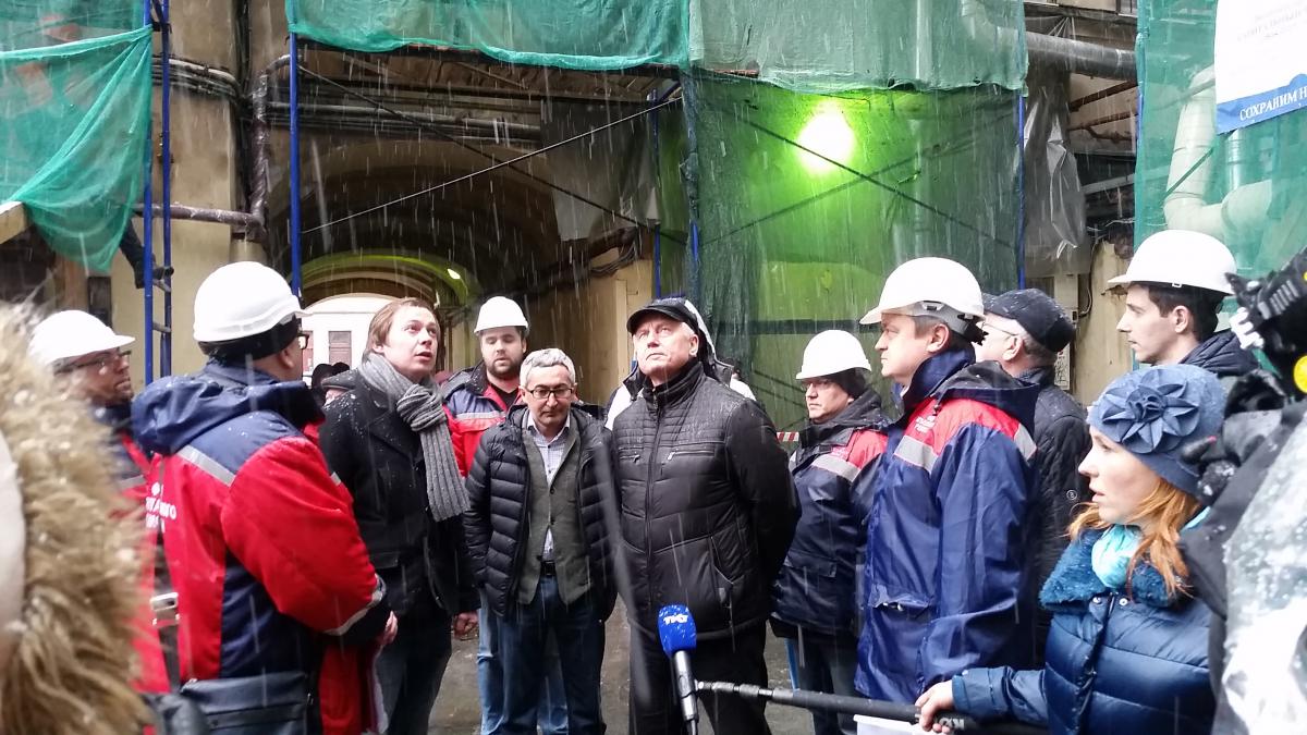 Подрядчики начали капитальный ремонт кровель и фасадов