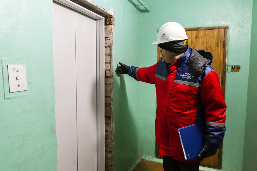 Фонд капитального ремонта проинспектировал ход работ по замене лифтового оборудования в доме №14 на Полевой улице.
