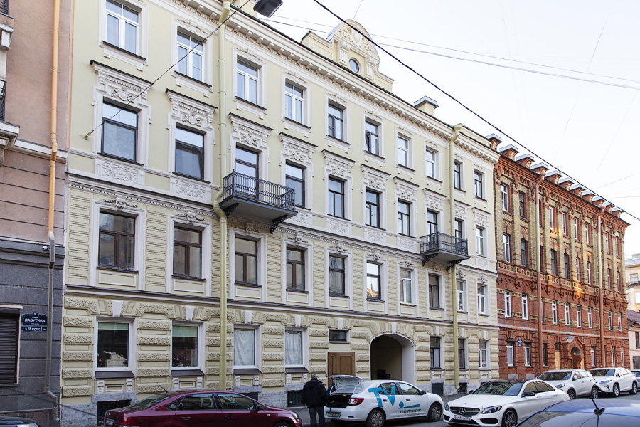 Многоквартирный дом в Адмиралтейском районе обрел исторический вид