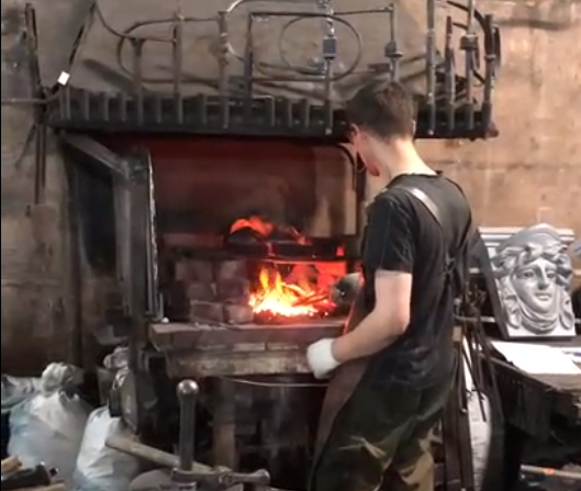 Реставрационные работы над флагодержателями «Крылатых Драконов» по адресу Зверинская, 17Б