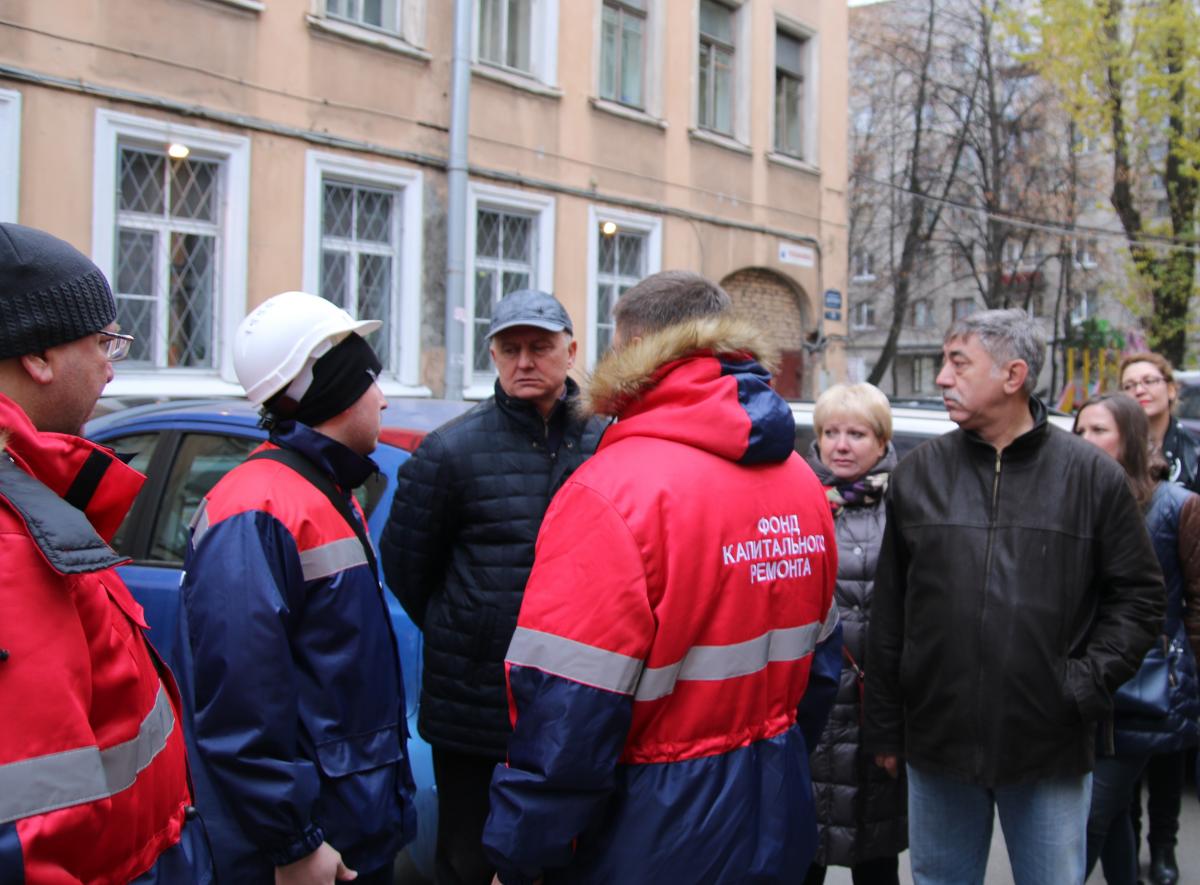 Руководство Жилищного комитета и Фонда проверили качество выполнения работ по капремонту в Калининском и Петроградском районах